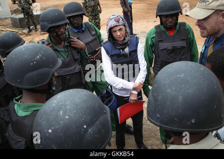 SOMALIA, Baidoa: In una fotografia scattata e rilasciato dall'African Union-United Nazioni Informazioni sul team di supporto 20 ottobre 2013, Joanna Reid (al centro), il capo del Dipartimento britannico della politica estera e di sviluppo internazionale (DFID) in Somalia ascolta durante una riunione di soddisfare con un team di miniera di somali e ordinanza disposizione esperti distribuito a disinnescare le bombe e altri esplosivi improvvisati dispositivi (IED) piantate in e attorno alla città da sospetti Al-Shabaab militanti. Reid è stato visitando la capitale della Somalia's Bay e Bakool regione per vedere di prima mano l'impatto e il progresso del Regno Unito-progetti finanziati da ristrutturare Foto Stock