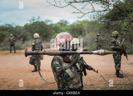 SOMALIA, Modmoday: In una fotografia scattata il 15 ottobre e rilasciato dall'African Union-United Nazioni Informazioni sul team di supporto 24 Ottobre, truppe burundesi di servire con la missione dell Unione Africana in Somalia (AMISOM) formano un perimetro sicuro durante una pattuglia nei pressi del villaggio di Modmoday circa 40km ad est del centro città somala di Baidoa. I burundesi, insieme con le forze del somalo Esercito Nazionale (SNA) sono state il montaggio 'snap' pattuglie a piedi nei villaggi e nelle zone ad est di Baidoa dove Al Qaeda affiliate del gruppo estremista al Shabaab sferrare attacchi contro i pastori locali, villaggi e tra Foto Stock