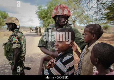 SOMALIA, Modmoday: In una fotografia scattata il 15 ottobre e rilasciato dall'African Union-United Nazioni Informazioni sul team di supporto 24 ottobre, un soldato burundesi di servire con la missione dell Unione Africana in Somalia (AMISOM) saluta i bambini nel villaggio di Modmoday circa 40km ad est del centro città somala di Baidoa. I burundesi, insieme con le forze del somalo Esercito Nazionale (SNA) sono state il montaggio 'snap' pattuglie a piedi nei villaggi e nelle zone ad est di Baidoa dove Al Qaeda affiliate del gruppo estremista al Shabaab sferrare attacchi contro i pastori locali, i villaggi e i viaggiatori lungo la trafficata B Foto Stock