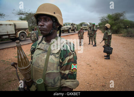 SOMALIA, Modmoday: In una fotografia scattata il 15 ottobre e rilasciato dall'African Union-United Nazioni Informazioni sul team di supporto 24 Ottobre, truppe burundesi di servire con la missione dell Unione Africana in Somalia (AMISOM) formano un perimetro sicuro lungo una strada nei pressi del villaggio di Modmoday circa 40km ad est del centro città somala di Baidoa. I burundesi, insieme con le forze del somalo Esercito Nazionale (SNA) sono state il montaggio 'snap' pattuglie a piedi nei villaggi e nelle zone ad est di Baidoa dove Al Qaeda affiliate del gruppo estremista al Shabaab sferrare attacchi contro i pastori locali, villaggi e viaggi Foto Stock