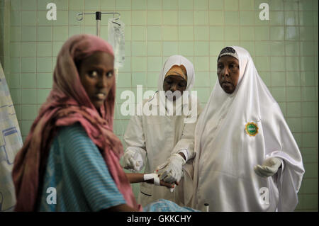 Il 4 febbraio, due ostetriche hanno curato un paziente nel reparto maternità dell'ospedale Banadir di Mogadiscio, in Somalia. L'ospedale fornisce servizi sanitari materni vitali alle donne della capitale. Foto Stock