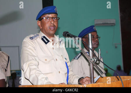 Somali commissario di polizia, Briga Gen Abdihakim Dahir Saeeid (Sa'id), parla in occasione della cerimonia di lancio della Comunità in base corso di polizia a livello generale Kahiye Accademia di polizia il 10 febbraio 2014. Il corso prenderà il treno 169 somalo di personale di polizia nelle prossime settimane. AU ONU IST /Ramadan Foto Stock