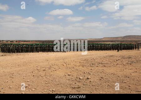 Unione africana truppe appartenenti al contingente etiopico dell AMISOM stand in formazione durante una cerimonia di benvenuto all'Etiopia di Belet Weyne, Somalia, il 17 febbraio. AU ONU IST foto / Ilyas A. Abukar Foto Stock