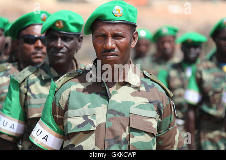 Unione africana truppe appartenenti al contingente etiopico dell AMISOM stand in formazione durante una cerimonia di benvenuto all'Etiopia di Belet Weyne, Somalia, il 17 febbraio. AU ONU IST foto / Ilyas A. Abukar Foto Stock