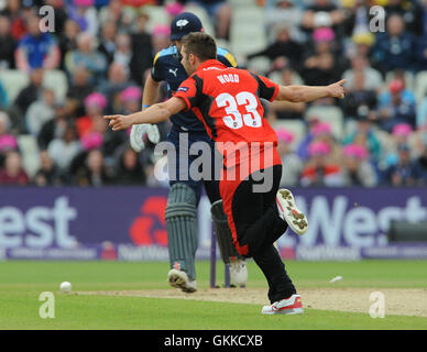 Durham getti" Mark celebra il legno dopo il bowling fuori Yorkshire Vichinghi Jonny Bairstow durante la NatWest T20 Blast Finals giorno a Edgbaston, Birmingham. Foto Stock