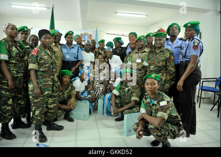 Il ministro per le donne e i diritti umani developmet Khadija Mohammed durante la giornata internazionale della donna dell'6 marzo 2014 che celebrava la femmina di soldati della pace in Somalia. Foto Stock