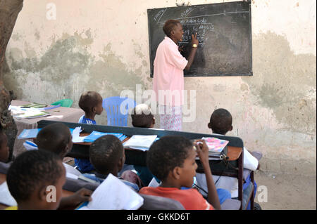 Un volontario insegnante conduce una classe di matematica a orfani somale e disabilita i senzatetto e i bambini nel centro di Taleeh Mogadiscio ha pane e tè. Gli insegnanti volunteeer per non pagare o retribuzioni per aiutare i ragazzi di ottenere un educazione. Ua/ONU IST foto / David Mutua Foto Stock