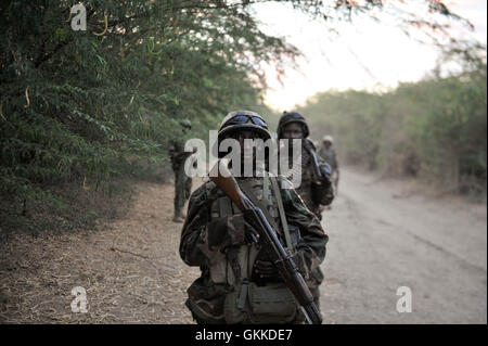 Soldati ugandesi, appartenente alla missione dell Unione Africana in Somalia, pausa durante la loro marcia verso Qoryooley, Somalia, il 22 marzo durante un offensiva di prendere la città da al Shabab militanti. AU ONU IST foto / Tobin Jones Foto Stock