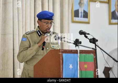 Somali commissario di polizia, Gen. Abdihakim Saacid offre un intervento durante il 54mo anniversario del somalo esercito nazionale tenutosi presso il quartier generale dell'esercito il 12 aprile 2014. AU ONU IST foto / David Mutua Foto Stock