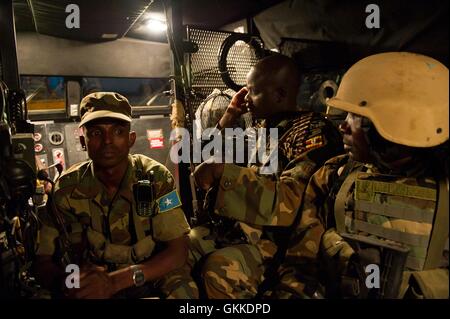 Un somalo esercito nazionale e soldato AMISOM soldati in un veicolo blindato lungo il tragitto per durante un cordone e operazione di ricerca nelle prime ore del mattino il 16 aprile 2014 in Madina area del quartiere wadajir a Mogadiscio. AMISOM, FPU e SNA cordoned fuori della zona come NISA e polizia somale è andato nelle case in cerca di al Shabaab addetti. AU-ONU ISTPHOTO / David Mutua Foto Stock