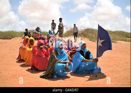 Una giovane donna tiene la bandiera somala durante una dimostrazione di una milizia locale, formato per fornire sicurezza in Marka, Somalia, il 30 aprile. AU ONU IST foto / Tobin Jones Foto Stock