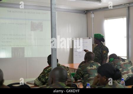 Lt. Alice Nabafu dal settore si dà una breve, a nome dei principali Simba, leader del settore, del Cimic progressi nel settore durante il primo militare AMISOM eseguire Workshop CIMIC il cui scopo era quello di informare il settore CIMIC ufficiali dei loro ruoli e responsabilità che è quindi essenziale a sostegno del popolo somalo. Il workshop si è tenuto il 20 maggio 2014 a Mogadiscio. AU ISTPHOTO ONU/David Mutua Foto Stock