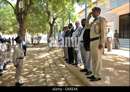 Somali commissario di polizia, Gen. Abdihakim Saacid, ministro di Lbour Luqman Sheikh Ismail, ministro degli interni e del federalismo, Abdullah Godah Barre, vice ministro della Sicurezza Nazionale, Ibraahim Yarow Isaaq e ministro dell'agricoltura, Ahmed Abdi Baafo sono date una guardia d'onore durante il lancio del corso di formazione per le amministrazioni ad interim per le nuove zone accessibili su 10 maggio 2014 presso il generale Kahiye Accademia di polizia. AU ONU FOTO IST/David Mutua Foto Stock