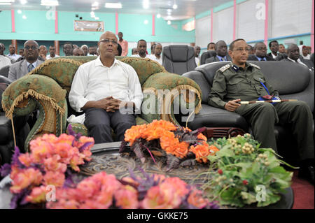 H.E Primo Ministro Abdiwelli Sheikh Ahmed e Somali commissario di polizia, Gen. Abdihakim Saacid durante il lancio del corso di formazione per i responsabili senior in Somalia Servizio Civile a Kaahiye Generale il 17 maggio 2014. AU UNISTPHOTO/David Mutua Foto Stock