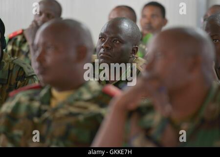 Un keniano ufficiale CIMIC ascolta Lt. Alice Nabafu dal settore uno fare la sua presentazione durante il primo militare AMISOM eseguire Workshop CIMIC il cui scopo era quello di informare il settore CIMIC ufficiali dei loro ruoli e responsabilità che è quindi essenziale a sostegno del popolo somalo. Il workshop si è tenuto il 20 maggio 2014 a Mogadiscio. AU ISTPHOTO ONU/David Mutua Foto Stock