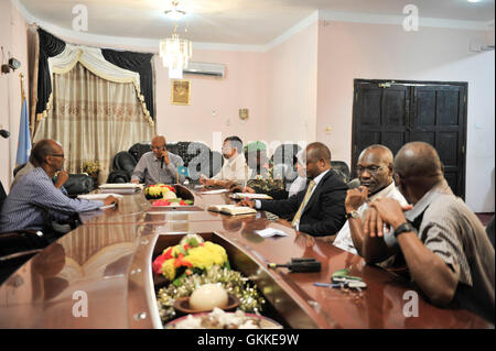 H.E Primo Ministro Sheikh Abdiwelli, Rappresentante speciale del Presidente della Commissione dell'Unione africana per la Somalia (SRCC) Ambasciatore Mahamat Saleh Annadif, comandante tenente generale Sila Ntigurirwa ,AMISOM Sesso Officer Mané Ahmed, il dottor Omar, umanitario Senior Liaison Officer Abdul Diabagate prima di una riunione del 19 maggio 2014. AU UNISTPHOTO/David Mutua Foto Stock