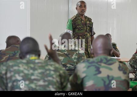 Captain Vincent Gitonga prende una questione da un partecipante prima dell' inizio del primo AMISOM militari CIMIC run Workshop il cui scopo era quello di informare il settore CIMIC ufficiali dei loro ruoli e responsabilità che è quindi essenziale a sostegno del popolo somalo. Il workshop si è tenuto il 20 maggio 2014 a Mogadiscio. AU ISTPHOTO ONU/David Mutua Foto Stock