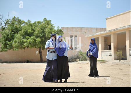Ufficiali di polizia donne al generale Kahiye Accademia di polizia a Mogadiscio, Somalia, subiscono una palestra di formazione sulle corrette modalità di cattura di un sospetto su Giugno 16. L'Unione africana sta attualmente formando un centinaio di somali degli ufficiali di polizia in un programma volto a dotare le forze di polizia somale con le competenze necessarie per una efficace arrestare i sospetti, fermare i veicoli presso i checkpoint e delimitare aree off. AMISOM foto / Tobin Jones Foto Stock