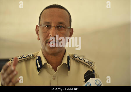 Somali commissario di polizia, Gen. Abdihakim Saacid, offre il suo discorso durante una medaglia cerimonia di premiazione per l Uganda formato unità di polizia di polizia il 9 luglio 2014 a Mogadiscio Stadium. Le medaglie sono stati aggiudicati a 138 agenti di polizia, uomini e donne che si avvicina al completamento della loro distribuzione per la Somalia. AMISOM foto / David Mutua Foto Stock