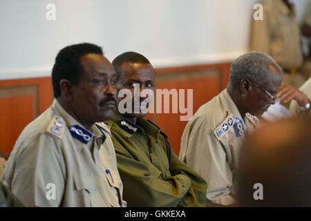 Somalo di funzionari di polizia in Somalia Questura sala conferenza a Mogadiscio per la consegna formale del commissario di polizia dal gen. Abdihakim Saacid, al nuovo Commissario di polizia gen. Mohamed Hassan Ismael su xx luglio 2014. AMISOM foto / David Mutua Foto Stock