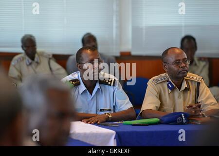 AMISOM formato ufficiale di polizia, Kirukiye, posti a fianco di un somalo di funzionario di polizia in Somalia Questura di Mogadiscio durante la consegna formale del commissario di polizia ufficio dal gen. Abdihakim Saacid, al nuovo Commissario di polizia gen. Mohamed Hassan Ismael su xx luglio 2014. AMISOM foto / David Mutua Foto Stock