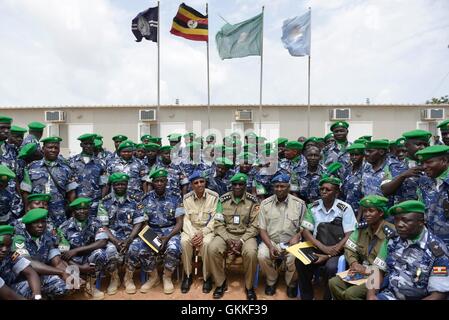 Somali commissario di polizia, Gen. Abdihakim Saacid e AMISOM Assistente commissario di polizia, Benson Oyo-Nyeko scattare una foto di gruppo con alcuni dei formati ugandese unità di polizia poliziesca dopo una medaglia cerimonia di premiazione il 9 luglio 2014 a Mogadiscio Stadium. Le medaglie sono state assegnate a 138 agenti di polizia, uomini e donne che si avvicina al completamento della loro distribuzione per la Somalia. AMISOM foto / David Mutua Foto Stock