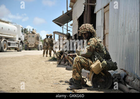 Un soldato ugandese, appartenente alla missione dell Unione Africana in Somalia, riposa in un piccolo insediamento a sei chilometri di distanza dal Al Shabab roccaforte di Barawe nel basso Scebeli regione della Somalia il 5 ottobre. L Unione Africana forze, insieme con i somali esercito nazionale, sperano di poter liberare Barawe dal gruppo estremista Al Shabab nel giro di un paio di giorni. AMISOM foto / Tobin Jones Foto Stock