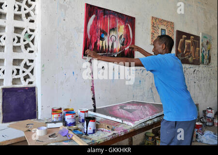 Un artista somalo, Adan Farah Afey, lavora presso il Centro per la ricerca e il dialogo (CRD) art studio nel Wadajir distretto della capitale somala Mogadiscio il 26 aprile 2015. Molti artisti somali sono ora in grado di praticare la loro arte, educare le masse sulle questioni sociali, la promozione della pace e si dichiara favorevole ad una buona governance e di unità, tra le altre questioni. Mogadiscio e parti più zone della Somalia sono ora godendo il più lungo periodo di pace in anni dopo aver subito le operazioni militari dai somali Esercito Nazionale (SNA) sostenuto dalla Missione dell Unione Africana in Somalia (AMISOM) costretto al Shabab a ritirarsi da Foto Stock