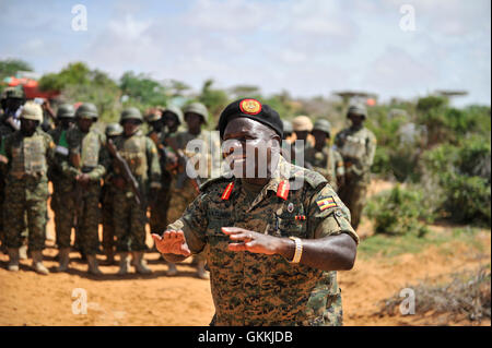 Uganda il capo delle Forze di Difesa Gen Katumba Wamala indirizzi Unione Afrian truppe dall Uganda, nella città somala di Barawe su 23 Maggio 2015.AMISOM FOTO/Omar Abdisalam Foto Stock