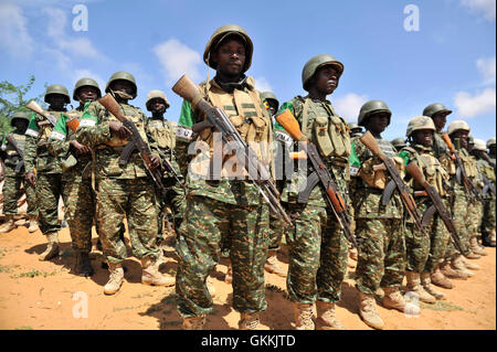 Unione Afrian soldati stand di attenzione durante la visita di Uganda il capo delle Forze di Difesa Gen Katumba Wamala nella città somala di Barawe su 23 Maggio 2015.AMISOM FOTO/Omar Abdisalam Foto Stock