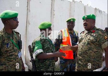 Uganda comandante contingenti Brig. Sam Kavuma. visto soldati di saluto dei popoli ugandese Forze di difesa durante la cerimonia per ricevere nuove truppe come essi ruotano in Somalia per prendere parte alle operazioni di mantenimento della pace su giugno 16,2015.AMISOM foto/Aden Omar Foto Stock