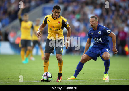 Dell'Arsenal Alexis Sanchez (sinistra) e Leicester City è Daniel Drinkwater battaglia per la palla durante il match di Premier League al King Power Stadium, Leicester. Foto Stock