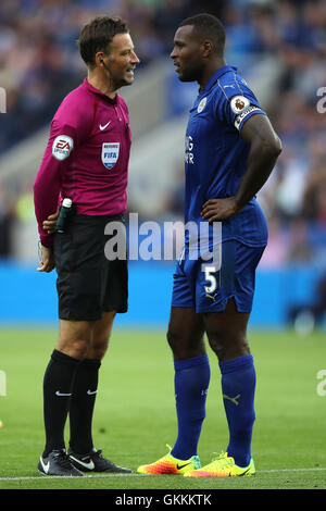 Il Leicester City's Wes Morgan (destra) parla con arbitro Mark Clattenburg durante il match di Premier League al King Power Stadium, Leicester. Foto Stock