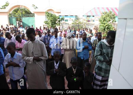 Il 17 luglio 2015, i residenti di Kismayo, Somalia, si sono riuniti alla Moschea di Hamza per pregare durante le celebrazioni di Eid al-Fitr. La celebrazione segnò la fine del Ramadan, un evento religioso significativo per i musulmani somali e un'importante occasione culturale per la comunità. Foto Stock
