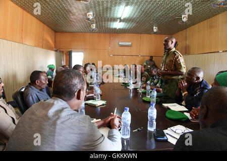 L'AMISOM vice commissario di polizia, Christine Alalo soddisfa con forze di polizia somale in Kismayo, Somalia per sviluppare le capacità di polizia Jubbaland sulla luglio 25, 2015. AMISOM Photo/ Awil Abukar Foto Stock