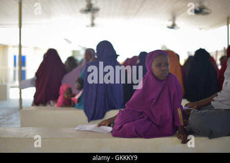 Una giovane ragazza attende di essere visto da un medico al Sheikh Zayed Bin Sultan Al'Nahya ospedale di Mogadiscio, Somalia, il 6 agosto. L'ospedale, costruito e finanziato dal governo degli Emirati Arabi Uniti, ospita attualmente un ambulatorio ed è in fase di espansione in un vero e proprio ospedale entro la fine di quest'anno. AMISOM foto / Tobin Jones Foto Stock