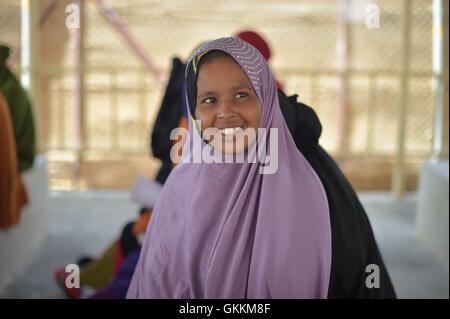 Una giovane ragazza attende di essere visto da un medico al Sheikh Zayed Bin Sultan Al'Nahya ospedale di Mogadiscio, Somalia, il 6 agosto. L'ospedale, costruito e finanziato dal governo degli Emirati Arabi Uniti, ospita attualmente un ambulatorio ed è in fase di espansione in un vero e proprio ospedale entro la fine di quest'anno. AMISOM foto / Tobin Jones Foto Stock