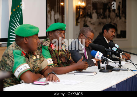 AU Rappresentante speciale per la Somalia Amb. Maman Sidikou, fiancheggiata da AMISOM Polizia Anand Pillay(a destra) AMISOM comandante Lt generale Jonathan Rono (sulla sua sinistra) e il contingente ugandese il comandante di brigata Kavuma Sam (estrema sinistra), durante una conferenza stampa su indagini nel civile uccisioni in Marka, nel basso Scebeli regione in Somalia, tenutosi a Nairobi il 21 agosto 2015. AMISOM foto Foto Stock