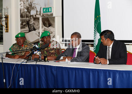 AU Rappresentante speciale per la Somalia Amb. Maman Sidikou, fiancheggiata da AMISOM Polizia Anand Pillay (destra) AMISOM comandante Lt generale Jonathan Rono (sulla sua sinistra) e il contingente ugandese il comandante di brigata Kavuma Sam (estrema sinistra), durante una conferenza stampa su indagini nel civile uccisioni in Marka, nel basso Scebeli regione in Somalia, tenutosi a Nairobi il 21 agosto 2015 Foto Stock