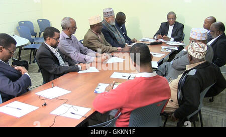 Il Au rappresentante speciale per la Somalia e la testa di AMISOM Ambasciatore Maman Sidikou soddisfa con alcuni Imam da 10 moschee in Minnesota, U.S.A su 01 Ottobre 2015. Tra le moschee rappresentati erano Abu-Bakar centro islamico e del Minnesota Da'wa Institute, che sono le più grandi moschee in Minnesota. AMISOM foto Foto Stock