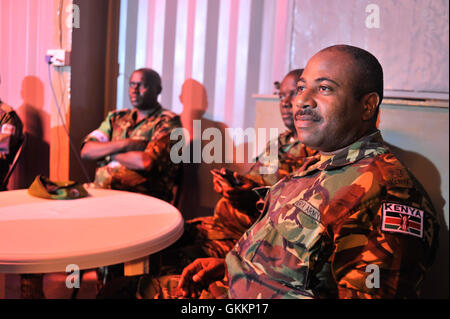 I soldati di vari paesi che contribuiscono alle truppe (TCC) e di un paese di supporto alla missione (MSC) partecipano a una cerimonia di addio che segna la fine del loro servizio sotto AMISOM in Somalia, il 31 ottobre 2015. Foto Stock