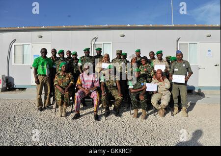 Il maggiore generale Nakibus Lakara, comandante della forza facente funzione dell'AMISOM, posa per una foto con i partecipanti e i facilitatori in un workshop a Mogadiscio sull'equità di genere, la pace e la sicurezza, tenutosi il 26 febbraio 2016. L'evento mirava a promuovere la parità di genere nelle operazioni di mantenimento della pace. / Foto AMISOM Foto Stock