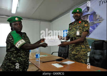 Il 26 febbraio 2016, il generale Nakibus Lakara, Comandante della forza facente funzioni dell'AMISOM, ha rilasciato certificati ai partecipanti ad un workshop a Mogadiscio incentrato sul progresso dell'equità di genere, della pace e della sicurezza in Somalia. Foto Stock