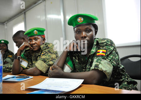 Gli ufficiali di gender Focal Point dell'AMISOM hanno partecipato a un workshop a Mogadiscio il 26 febbraio 2016, volto a promuovere l'equità di genere, la pace e la sicurezza. L'evento ha sostenuto l'obiettivo della missione di integrare le considerazioni di genere negli sforzi di pacificazione. Foto AMISOM di Omar Abdisalan. Foto Stock