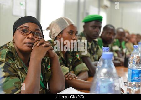 Il 26 febbraio 2016, gli ufficiali di Gender Focal Point dell'AMISOM hanno partecipato a un workshop di formazione a Mogadiscio incentrato sul progresso dell'equità di genere, della pace e della sicurezza. La formazione mirava a dotare gli ufficiali degli strumenti per promuovere la parità di genere e prevenire la violenza nelle operazioni di mantenimento della pace. Foto Stock