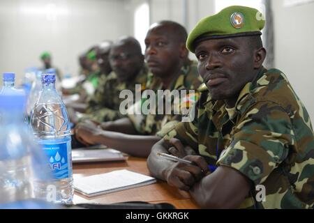 Gli ufficiali di gender Focal Point dell'AMISOM partecipano a un workshop a Mogadiscio, Somalia, il 26 febbraio 2016, volto a promuovere l'uguaglianza di genere, la pace e la sicurezza. La formazione si concentra sull'integrazione delle considerazioni di genere negli sforzi di mantenimento della pace. Foto AMISOM / Omar Abdisalan Foto Stock