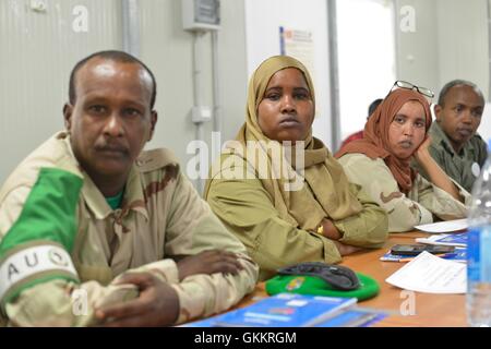 Gli ufficiali di gender Focal Point sotto l'AMISOM partecipano a un workshop a Mogadiscio, Somalia, il 26 febbraio 2016, incentrato sull'avanzamento dell'uguaglianza di genere, della pace e della sicurezza. Il workshop mirava a responsabilizzare gli ufficiali e promuovere politiche sensibili al genere nel mantenimento della pace. Foto AMISOM / Omar Abdisalan Foto Stock