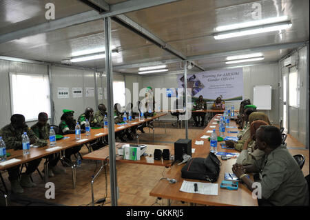 Il 26 febbraio 2016, gli ufficiali di Gender Focal Point dell'AMISOM hanno partecipato a un workshop di formazione a Mogadiscio volto a promuovere l'equità di genere, la pace e la sicurezza. La formazione si è concentrata sul miglioramento della sensibilità di genere nelle operazioni di mantenimento della pace. Foto AMISOM di Omar Abdisalan. Foto Stock