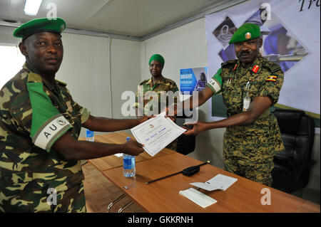 Il 26 febbraio 2016, il maggiore generale Nakibus Lakara, comandante della forza d'azione dell'AMISOM, ha rilasciato un certificato a un Gender Focal Point Officer dopo un workshop di due giorni incentrato sul progresso dell'equità di genere, della pace e della sicurezza. Il workshop si è tenuto a Mogadiscio. Foto AMISOM / Omar Abdisalan Foto Stock