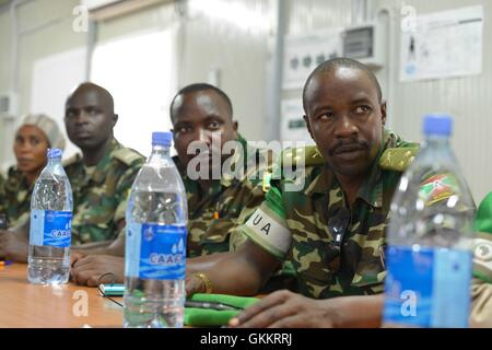 Il 26 febbraio 2016, gli ufficiali di Gender Focal Point sotto AMISOM hanno partecipato a un workshop di formazione a Mogadiscio volto a promuovere l'equità di genere, la pace e la sicurezza. L'evento faceva parte del più ampio sforzo dell'AMISOM per integrare le considerazioni di genere nelle iniziative di pacificazione e sicurezza. AMISOM Photo/Omar Abdisalan Foto Stock